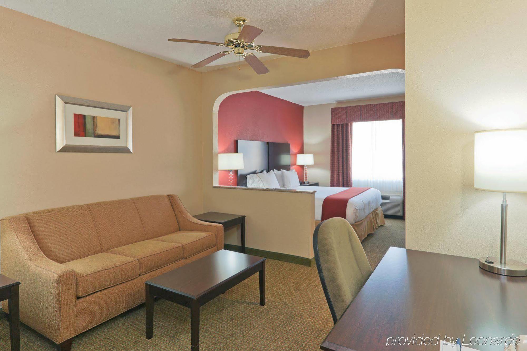 Holiday Inn Express & Suites - Oxford By Ihg Room photo